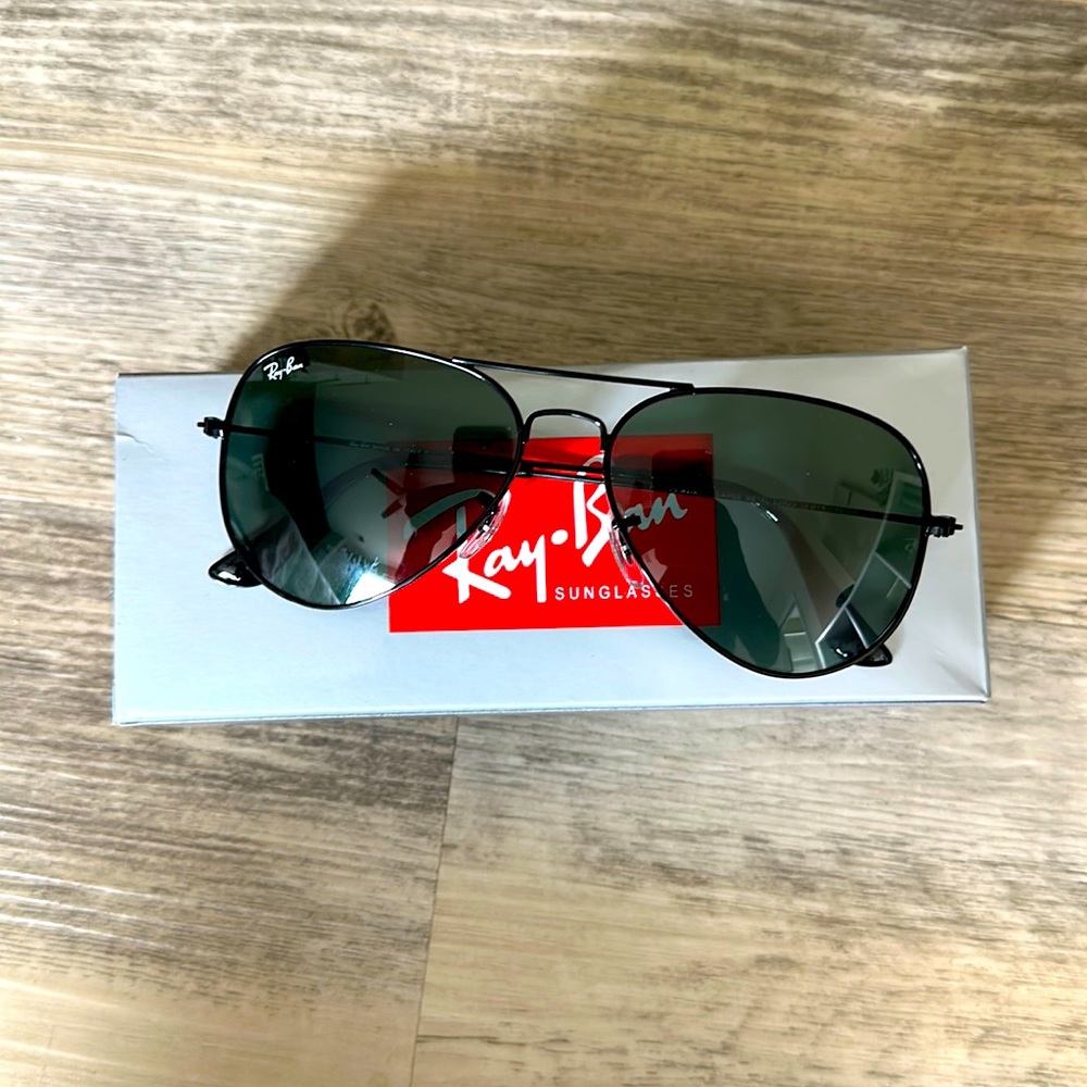 Ray-Ban unisex black aviators. New with complete packaging.